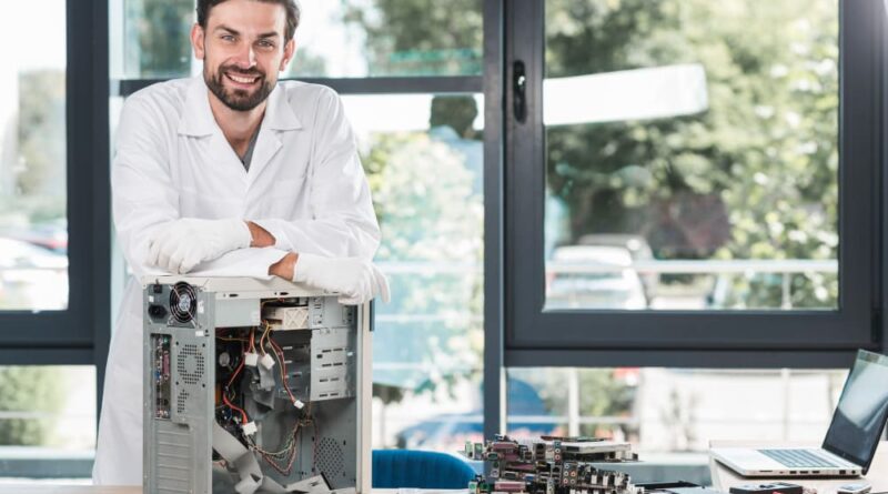 Technicien informatique en blouse blanche souriant à côté d'un boîtier d'ordinateur ouvert, expertise applicable pour l'installation d'un TerraMaster U4-500