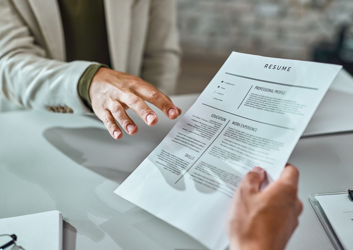 Échange d'un CV imprimé entre deux personnes, complémentaire à un éventuel CV en ligne.